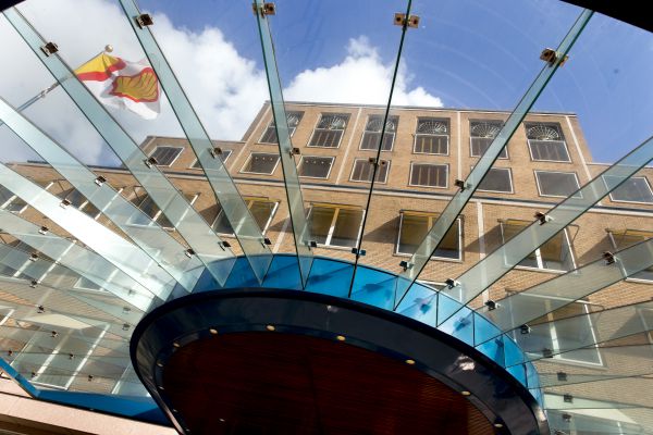 Shell heeft in het vierde kwartaal van 2015 veel minder winst geboekt dan een jaar eerder als gevolg van de sterk gedaalde olieprijzen. Het Nederlands-Britse concern maakte woensdag desondanks bekend zijn dividend op peil te houden. Met het oog op de voorgenomen overname van de Britse gasproducent BG kwam Shell met een tussentijds handelsbericht, waarin een schatting van de resultaten werd gegeven. De winst op basis van geschatte actuele voorraadkosten (ccs) exclusief items, de maatstaf voor het concern en de financiële markten, zal 1,6 tot 1,9 miljard dollar bedragen. In het vierde kwartaal van 2014 was dat nog 3,3 miljard dollar.