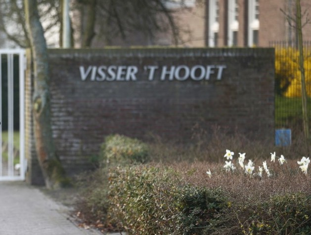 Een voormalige lerares van het Visser 't Hooft Lyceum in Leiden krijgt haar dagelijkse overuren niet uitbetaald, zo heeft de rechter bepaald. De vrouw was elke dag tot in de kleine uurtjes bezig met nakijkwerk en administratie. Maar ze had daar geen opdracht voor gekregen van de school, dus die hoeft niet te betalen, besliste het gerechtshof in Den Haag dinsdag.