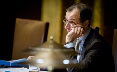 wiebes Een nieuw soort overeenkomst tussen zelfstandigen en hun opdrachtgevers moet de oude VAR-verklaring per april vervangen. Maar er zijn tekenen dat werkgevers terugdeinzen voor aansprakelijkheidsrisico's en liever geen opdrachten meer geven aan zzp'ers. Na veel gesoebat dacht staatssecretaris Eric Wiebes van Financiën eind vorig jaar een werkbaar alternatief te hebben gevonden voor de zogenoemde VAR-verklaring. Dat is verklaring die de Belastingdienst kan geven aan zelfstandigen zonder personeel (zzp'ers), als de fiscus vindt dat werkelijk sprake is van zelfstandig ondernemerschap en er dus niet een te grote afhankelijkheid is van één of twee opdrachtgevers.
