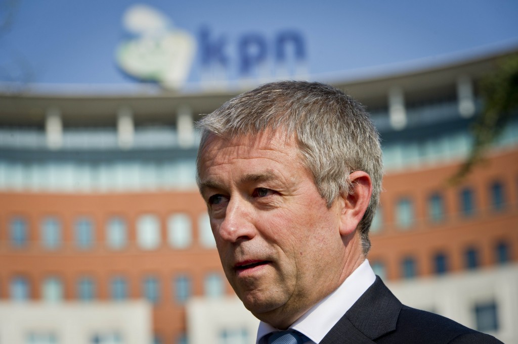 KPN wil dit jaar meer kosten besparen. Het telecomconcern gaf woensdag een nieuwe doelstelling van circa 450 miljoen euro af bij de presentatie van de vierdekwartaal- en jaarcijfers. Aanvankelijk was het streven zo'n 400 miljoen euro. KPN wist zijn kosten vorig jaar met ongeveer 280 miljoen euro terug te dringen. Dat positieve effect werd echter tenietgedaan door een verder dalende omzet in de zakelijke markt en door hogere acquisitiekosten bij het onderdeel Consumenten Mobiel. In het vierde kwartaal boekte het bedrijf een nettowinst van 254 miljoen euro, terwijl een jaar eerder een nettoverlies van 16 miljoen euro resteerde. De omzet daalde met 9,7 procent tot ruim 1,7 miljard euro. Het bedrijfsresultaat (ebitda) nam met 12 procent af tot 578 miljoen euro, een niveau dat KPN ook dit jaar verwacht.