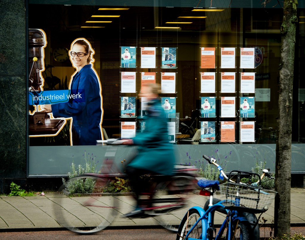 De provincie Groningen heeft de hoogste werkloosheid van Nederland. 8,5 procent van de beroepsbevolking was er afgelopen jaar werkloos, evenveel als het jaar ervoor. Dat blijkt uit cijfers van het Centraal Bureau voor de Statistiek. De noorderlingen lossen Flevoland af. Daar daalde de werkloosheid het hardst ten opzichte van het jaar ervoor, van 9,3 naar 7,7 procent. Zeeland heeft de laagste werkloosheid: 5,5 procent vorig jaar. Ook dat is gelijk aan het jaar ervoor. In de tien andere provincies daalde het percentage.