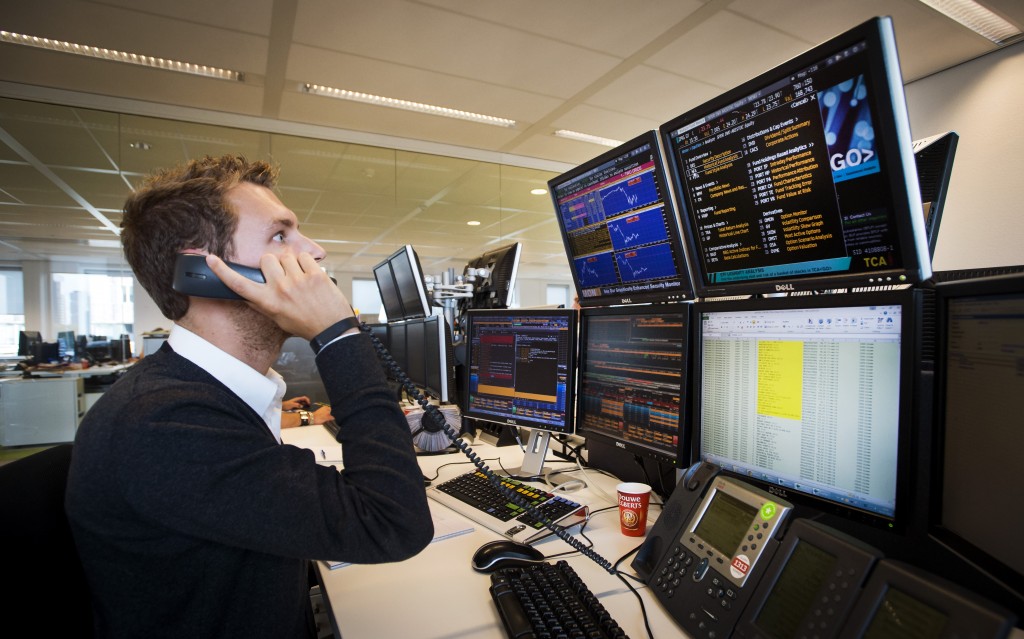 De Amsterdamse beurs is maandag licht hoger aan de nieuwe handelsweek begonnen. De rest van de Europese graadmeters bleef dichter bij huis. In Amsterdam werden de jaarcijfers van onlinebroker BinckBank slecht ontvangen. Verder verwerkten beleggers onder meer een overnamebod op Reesink. De AEX-index stond kort na de openingsbel 0,1 procent in de plus op 414,46 punten. De MidKap zakte 0,1 procent tot 650,42 punten. De graadmeters in Parijs, Londen en Frankfurt stonden vlak tot 0,2 procent hoger. BinckBank kelderde 9 procent procent. De onlinebroker zag de handelsactiviteiten in het laatste kwartaal van vorig jaar afnemen. Ook het nieuwe jaar is ,,langzaam'' van start gegaan. Handelsbedrijf in landbouwmachines Reesink kreeg een overnamebod van een consortium onder leiding van investeerder Gilde. Er werd nog niet gehandeld in het aandeel.