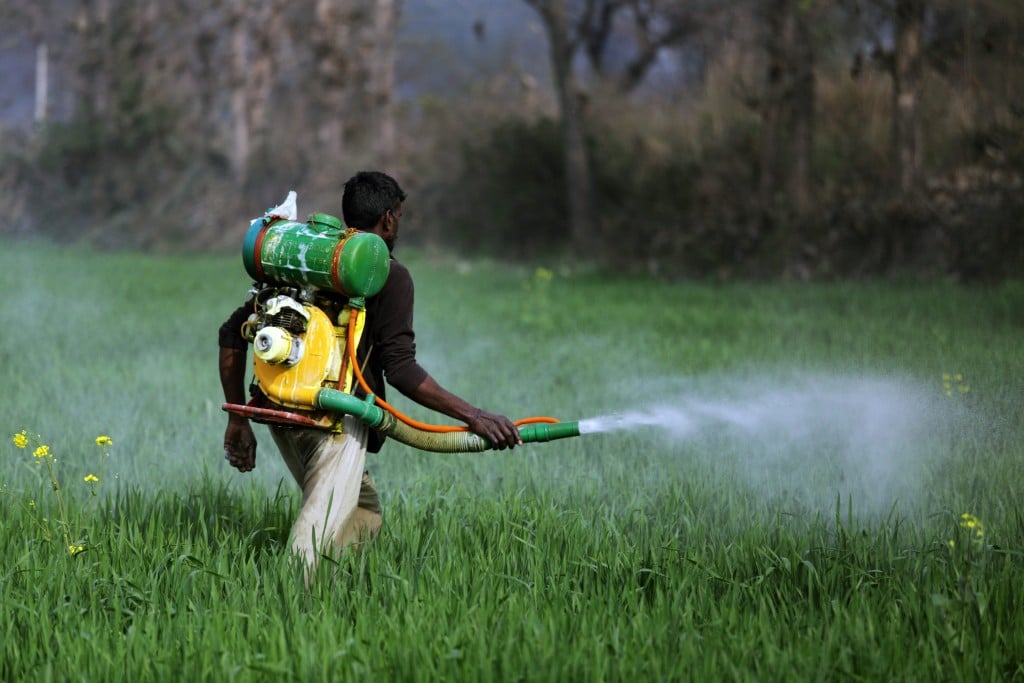 Het is de grootste overname door een Chinees bedrijf ooit. ChemChina is in handen van de Chinese overheid. Het Chinese chemieconcern biedt 465 dollar per aandeel Syngenta en stelt de aandeelhouders van het Zwitserse bedrijf een speciaal dividend van 5 frank per aandeel in het vooruitzicht bij het slagen van de transactie. De combinatie wordt 's werelds grootste producent van pesticiden. Syngenta kwam woensdag ook met zijn resultaten naar buiten. Het bedrijf behaalde in 2015 een nettowinst van 1,3 miljard dollar, 17 procent minder dan in 2014. De omzet daalde met 11 procent tot 13,4 miljard dollar. De resultaten stonden onder meer onder druk door lage prijzen voor gewassen en een sterke dollar.