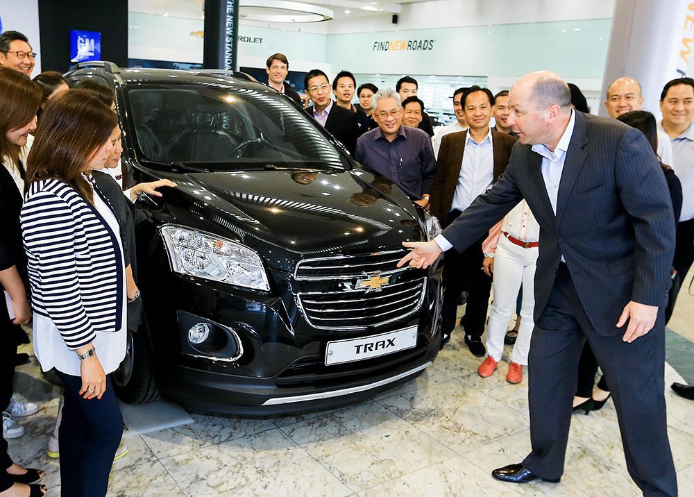 Het Amerikaanse autoconcern General Motors (GM) heeft in 2015 de hoogste winst uit zijn geschiedenis in de boeken gezet. GM profiteerde vooral van een sterke verkoop op de Amerikaanse markt, maakte de in 1908 opgerichte grootste autofabrikant van de Verenigde Staten woensdag bekend. Het nettoresultaat bedroeg 9,7 miljard dollar (8,9 miljard euro). De winst in Noord-Amerika bereikte dankzij gestegen verkopen van suv's en pickups het hoogste niveau ooit, terwijl bij de moeizaam lopende activiteiten in Europa het verlies werd teruggedrongen. De omzet zakte naar 152,4 miljard dollar. Maar dat kwam door negatieve wisselkoerseffecten. Als die buiten beschouwing worden gelaten was de omzet juist fors gestegen in vergelijking met 2014. GM-bestuursvoorzitter Mary Barra stelde dat het concern op veel fronten een sterk jaar heeft gedraaid. GM verhoogt het dividend en gaat meer eigen aandelen inkopen. De Amerikaanse rivaal Ford Motor maakte onlangs bekend eveneens een recordwinst te hebben gehaald in 2015. Ook Ford wist flink te profiteren van een sterke verkoop op de thuismarkt.