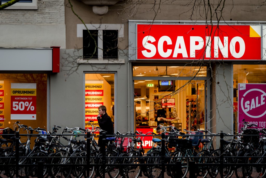 post verstuurd en bovendien in het Nederlands gesteld. Dat schrijft het Financieele Dagblad maandag. Het gevolg is dat veel leveranciers te laat zijn om een beroep te doen op het recht van reclame. Dat recht houdt in dat je als leverancier een koopovereenkomst mag ontbinden binnen 60 dagen na levering van de goederen, of 6 weken na afloop van de afgesproken betalingstermijn. Leveranciers die te laat een beroep doen op hun recht te reclameren, zijn hun spullen kwijt. Dat is fijn voor de curatoren, want de producten vallen in dat geval toe aan de boedel. Als de spullen worden verkocht, komt de opbrengst in zijn geheel terecht bij de schuldeisers. Voor de doorstartende schoenenketen zelf, kan het overigens ongunstig uitpakken. De leveranciers zullen minder soepel zijn met nieuwe leveringen. Ruzie tussen leveranciers en de curator zijn niet uitzonderlijk bij een faillissement. Ook V&D was er gedoe over geleverde voorraden. De curatoren van het Warenhuis hadden eenzijdig besloten een deel van de leveranciers leveranciers maar 70 procent van de waarde uit te betalen. Na luid protest trokken de curatoren hun voorstel in, maar het tekent hoe zwak leveranciers staan, zelfs als ze een zogenaamd eigendomsvoorbehoud hebben afgedwongen. In dat laatste geval blijven de goederen altijd in het bezit van de leverancier zolang er niet is betaald.