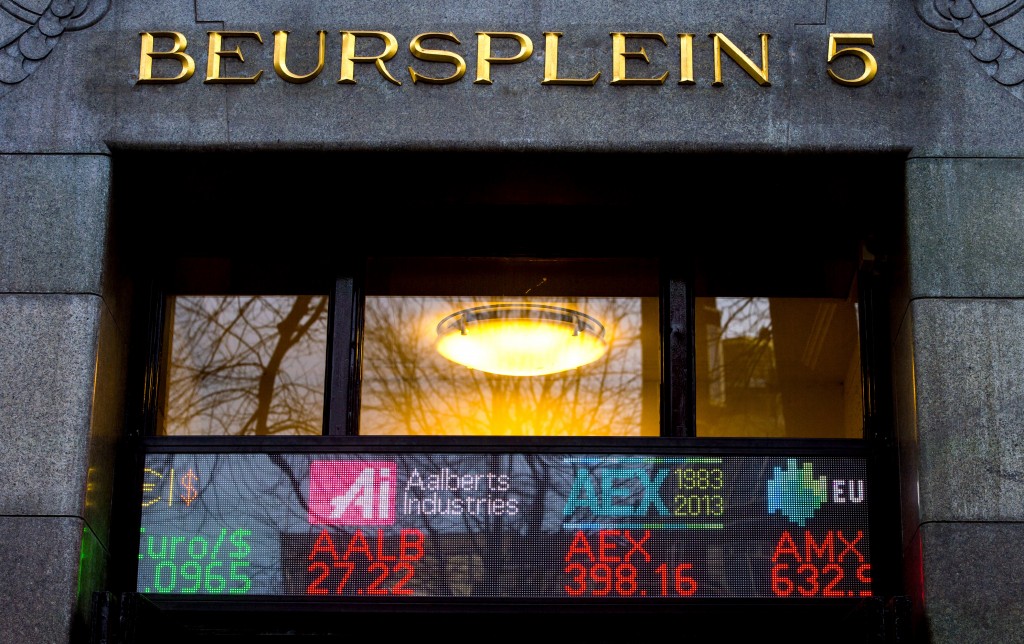 De Amsterdamse beurs stond donderdag diep in het rood. Ook de andere graadmeters in Europa tekenden grote verliezen op. Verzekeraar Delta Lloyd was in Amsterdam met een min van ruim 8 procent de sterkste daler in de AEX. Economische zorgen voerden de boventoon op de beursvloeren, waar aandelen van financiële instellingen zware klappen kregen. De AEX-index op Beursplein 5 stond omstreeks 11.25 uur 3,2 procent lager op 382,05 punten, rond het laagste niveau sinds oktober 2014. De MidKap zakte 2,7 procent tot 589,39 punten. De indices in Londen, Frankfurt en Parijs daalden tussen de 2,6 procent en 3,6 procent. De prijs van Amerikaanse olie zakte 2,7 procent tot 26,71 dollar per vat. Brent daalde 1,3 procent tot 30,44 dollar.