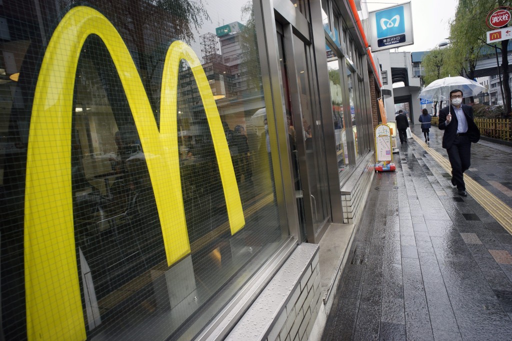 Een groep van veertig klanten eist een schadevergoeding van 5 miljoen euro van McDonald's. De klacht: de kaassnacks bevatten te weinig kaas. Het gaat om een zogenaamde class action, dat is een rechtszaak waarbij een groep gedupeerden gezamenlijk een schadeclaim eist. De indiener van de zaak, die 40 'mede-slachtoffers' om zich heen verzamelde, stelt dat de fastfoodketen veel meer zetmeel in de snacks doet dan is toegestaan, schrijft Business Insider. Volgens de Amerikaanse wet mogen kaasvingers van mozarella in de vulling alleen uit kaas bestaan. De klagers stellen dat de vulling deels bestaat uit zetmeel. McDonald's bestrijdt de klacht en stelt dat de kaassnacks wel degelijk voor 100 procent gevuld zijn met een product gemaakt van de 'droge substantie van mozzarella. Gefrituurde lucht Het is niet de eerste keer dat de snack onder vuur ligt. Eerder klaagden klanten op sociale media dat ze gefrituurde lucht geserveerd kregen. De kaasvingers waren, zo beweerden klanten, helemaal niet gevuld met kaas.