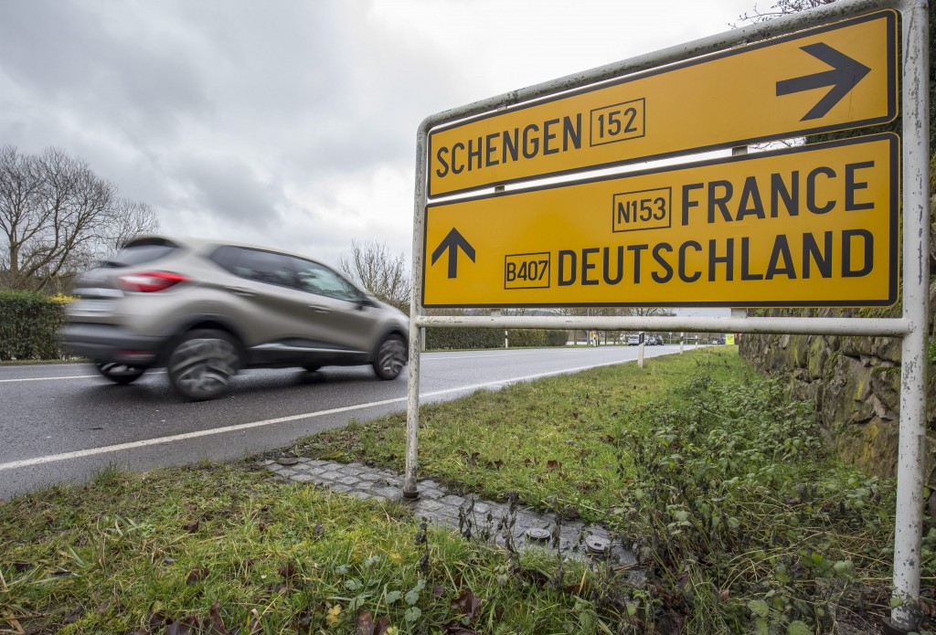 De schade van permanente grenscontroles tussen de Schengenlanden kan oplopen tot 100 miljard euro. De handel tussen de 26 Schengenlanden zou op de langere termijn met 10 tot 20 procent terugvallen en hun bruto nationaal product (bnp) zou met 0,8 procent dalen. Dat schrijft de Franse overheidsdenktank France Stratégie in een woensdag gepubliceerd rapport over de economische kosten van het terugdraaien van het paspoortvrij reizen in het Schengengebied. De gevolgen voor buitenlandse investeringen en arbeidsmobiliteit zijn niet meegerekend. Voor Frankrijk zou het verlies in eerste instantie op 1 tot 2 miljard euro per jaar neerkomen en in een latere fase op meer dan 10 miljard. Op de korte termijn zijn er minder inkomsten doordat dagjesmensen en andere toeristen wegblijven. Dit is volgens de denktank goed voor de helft van het verlies. Ook de extra controles voor grenswerkers en vrachtschepen zorgen voor economische schade. Vanwege de vluchtelingenstroom hebben diverse EU-landen grenscontroles ingesteld. In het voorjaar wordt mogelijk besloten die te verlengen.