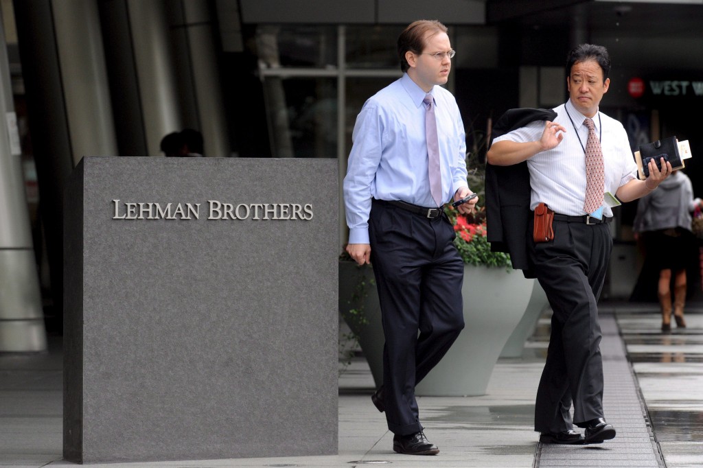 De Amerikaanse bank Lehman Brothers behoort dan misschien tot het verleden, maar binnenkort is het wel mogelijk om de smaak van het faillissement van de bank en de wereldwijde crisis die daarop volgde te proeven. Er komt namelijk een Lehman Brothers whisky op de markt met de smaak "van de ups en downs" van 2008, het jaar waarin Lehman Brothers failliet ging. Dat schrijft The Wall Street Journal. De Londense ondernemer James Green (34) wil de likeur, gelabeld Ashes of Disaster, op de markt brengen. Green wil de drank online gaan verkopen en hij zegt al bestellingen binnen te hebben van bars in Londen en New York. Ook is hij op zoek naar investeerders om Lehman Borthers cafés te openen op Wall Street en in Londen.