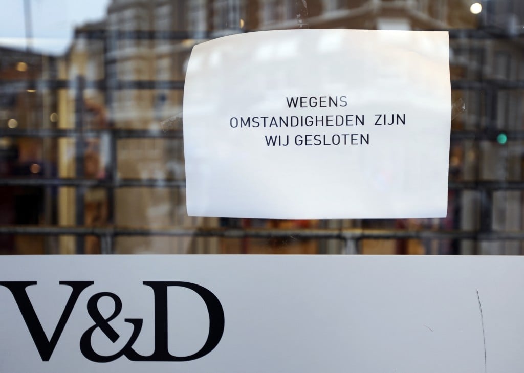 De warenhuizen van V&D sluiten maandag en dinsdag de deuren, maar de onderhandelingen over een doorstart van het failliete warenhuisbedrijf gaan door. Dat meldde de woordvoerder van de curatoren van V&D maandag.