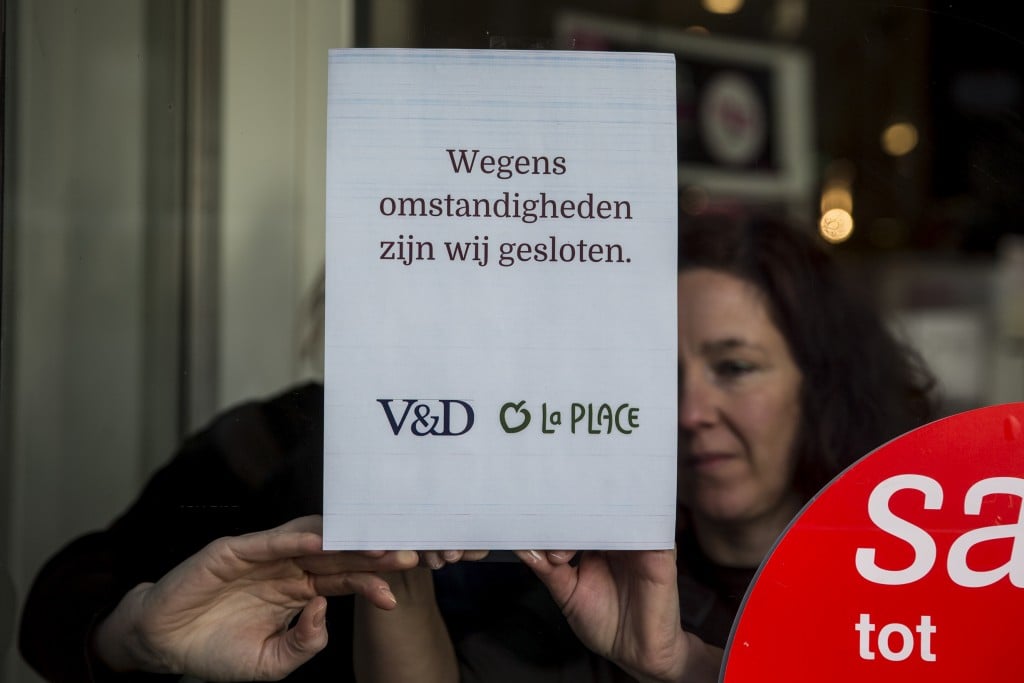 De warenhuizen van V&D blijven waarschijnlijk nog minstens anderhalve maand dicht. Zelfs als winkelondernemer Roland Kahn later deze week alsnog een doorstart zou aankondigen, duurt het nog een hele tijd voor de winkels weer open kunnen. Dat zegt de woordvoerder van de curatoren van V&D.