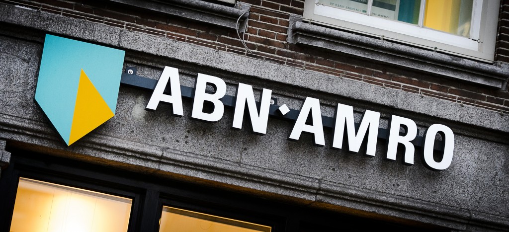 ABN AMRO heeft de winst in het vierde kwartaal op jaarbasis met een derde zien dalen tot 272 miljoen euro. Dat komt met name door wettelijke heffingen als de bankenbelasting, die het resultaat met 190 miljoen euro drukten, meldde de bank woensdag.