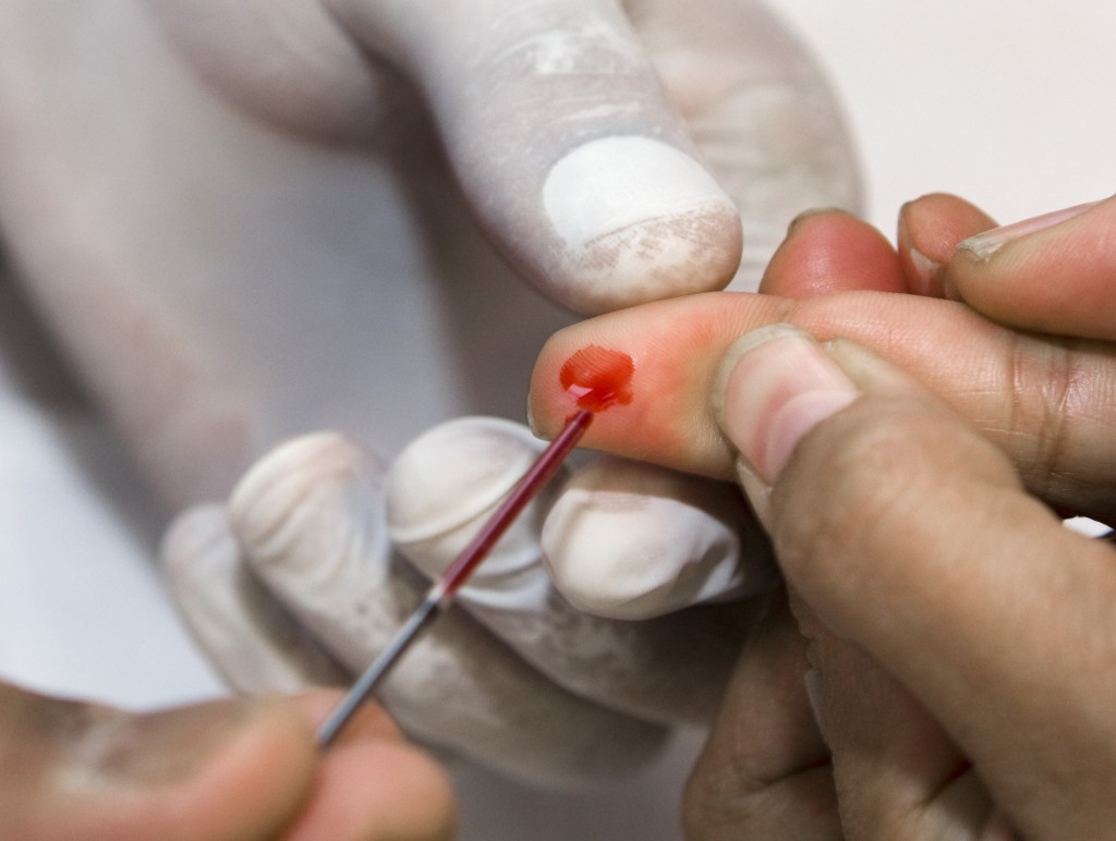 Na de werkdag loopt iedere werknemers even langs het hokje waar een minieme hoeveelheid bloed wordt afgenomen. Het bloed gaat vervolgens naar de het laboratorium van de HR-afdeling alwaar de hormoonspiegel wordt onderzocht. Wordt er bij medewerkers van één afdeling gedurende langere tijd een hoge concentratie cortisol, een stresshormoon, of juist een te lage concentratie oxytocine, het knuffelhormoon, gemeten? Dan moet de manager van die afdeling zich grote zorgen gaan maken. Zijn bonus kan hij wel vergeten. De kans dat bovenstaande situatie standaard praktijk wordt, lijkt klein, maar het kán wel. Neuropsychologen ontdekken steeds meer verbanden tussen de hormoonspiegel en gedrag. Het knuffelhormoon Oxytocine, staat bekend als het knuffelhormoon. We weten al langer dat zoogdier-moeders het in grote hoeveelheden aanmaken zodat ze voor hun kroost gaan zorgen. Maar niet alleen moeders, vrijwel iedereen maakt het aan. Oxytocine zorgt er mede voor dat we elkaar vertrouwen, zo ontdekte de Amerikaanse neurowetenschapper Paul Zak (zie het filmpje onderaan dit artikel). Het werkt ook andersom: als we steeds meer vertrouwen in iemand krijgen, maken we meer van het hormoon aan. Dat is nuttige kennis. Want vertrouwen, dat is iets wat je zoveel mogelijk moet creeëren. Vertrouwen is de basis van elke economische relatie, van elke geldelijke financiële transactie. Samenlevingen of organisaties waar mensen elkaar vertrouwen, zijn productiever. Daarvoor hoef je alleen maar naar de jaarlijkse lijst van Transparency International te kijken. Hoe minder corrupt een land, hoe welvarender. Neuro-management Bovenstaande verbanden hebben nu geleid tot het ontstaan van een geheel nieuwe stroming binnen de management-wetenschappen: neuro-management. Michiel Castelijns van InContext is een van de eersten die er in Nederland mee aan de slag gaat: managers leren hoe ze ervoor zorgen dat managers zoveel mogelijk knuffelhormoon aan gaan maken. Hij doet dat met de in Amerika ontwikkelde tool NeuroView, waarmee hij managers inzicht wil geven in de biologische effecten van hun gedrag. "Het betekent echt niet dat je iedereen op de werkvloer elke ochtend een knuffel moet geven", zegt Castelijns. "Het gaat erom dat je mensen vertrouwen geeft. Dan krijg je ook veel meer terug. Het maakt je organisatie veel productiever". In een ideale situatie zou je het liefst de hormoonspiegel van medewerkers checken, maar dat is behalve bij experimenten, niet werkbaar. In plaats daarvan probeert Castelijns bedrijven te laten inzien welke leiderschapsstijlen bewezen hebben te zorgen voor de aanmaak van oxytocine. "dat kan veel verschil maken voor bijvoorbeeld bedrijven met een hoog verloop", zegt Casteleijns. Bekijk hieronder de TED Talk van Paul Zak