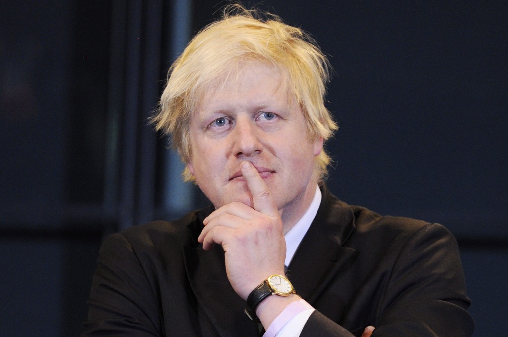 De Conservatieve parlementariër Boris Johnson vergaarde als burgemeester van Londen grote populariteit onder de bevolking, misschien juist omdat hij vasthield aan zijn ongepolijste imago. De Britten dachten te weten wat zijn grootste ambitie was: hoofdbewoner worden van Downing Street 10. Donderdag gaf hij onverwacht te kennen dat hij afziet van de race om het partijleiderschap. Zijn slordige blonde haar past goed bij zijn rommelige optredens. Zo haalde hij internationaal de voorpagina's toen hij tijdens de Olympische Spelen in 2012 kwam vast te hangen aan een tokkelbaan. Johnson had tot 2006 ook het Amerikaanse staatsburgerschap en stamt af van Turkse, Franse en Duitse voorouders. Hij noemt zichzelf een "eenpersoonssmeltkroes''. Net als premier David Cameron komt hij uit een gegoede familie. Hij genoot een keurige opleiding aan het Eton College en de universiteit van Oxford, maar koos verrassend voor een carrière in de journalistiek. Daar raakte hij betrokken bij een reeks schandalen, onder meer omdat hij een citaat zou hebben verzonnen. Journalistieke carrière In 1989 ging hij naar Brussel als correspondent voor The Daily Telegraph. Hij woonde er eerder al met zijn ouders. "Ik ben Europeaan", schreef hij in mei nog als gastschrijver in die krant. In Brussel streek hij jarenlang menig eurocraat tegen de haren in met anti-Europese artikelen waarin commentaar op bemoeizucht en overdreven regelgeving de boventoon voerden. Hij klom op tot hoofdredacteur van het oerconservatieve weekblad Spectator, voordat hij in 2001 lid van het Lagerhuis werd. In 2008 werd hij burgemeester van de Britse hoofdstad, waar een van zijn verdiensten de invoering van een soort wittefietsenplan was, in de volksmond bekend als de 'Boris bikes'. Brexit-campagne Sinds 2015 zit hij als minister zonder portefeuille in het kabinet. Hij is op die manier niet gebonden aan de collectieve verantwoordelijkheid van de ministers en kan vrijelijk rebelleren tegen controversiële beslissingen. Dat bood hem ook de ruimte het Brexitkamp te leiden, wat een enorme stimulans bleek voor die campagne. Nadat premier David Cameron na het referendum zijn vertrek aankondigde, leek Johnson de gedoodverfde favoriet om hem op te volgen. Maar de oud-burgemeester van Londen heeft daar klaarblijkelijk geen trek in. Mede-Brexiteer Michael Gove, waarvan gedacht werd dat hij een team zou vormen met Johnson, kondigde donderdagochtend aan zelfstandig mee te doen aan de leiderschapsrace. Een dolkstoot in de rug van Johnson.