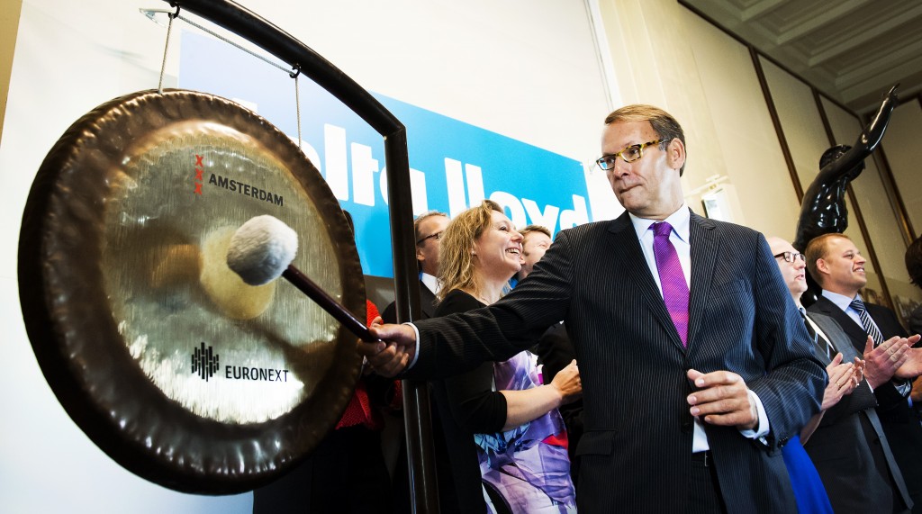 Beleggers wachten gespannen op de jaarresultaten die Delta Lloyd woensdag bekendmaakt. De verzekeraar zegt na de publicatie van de jaarcijfers meer over de claimemissie van maximaal 1 miljard euro. Marktanalisten zijn vooralsnog terughoudend over het aandeel Delta Lloyd. Op beurssite Analist.nl hanteert het merendeel van de marktkenners het advies houden op het aandeel. Drie van de negentien marktvorsers vindt de tijd rijp om het aandeel van de hand te doen, terwijl een viertal kenners adviseert in te stappen bij de verzekeraar. De overige 12 hanteren een houden-advies.