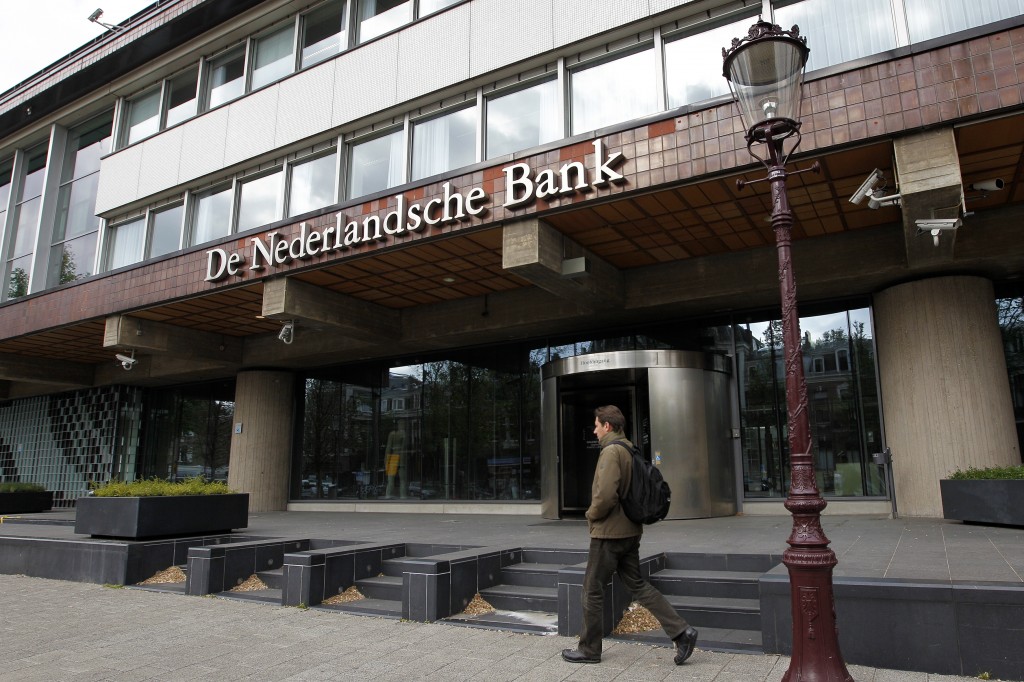 De Nederlandsche Bank (DNB) heeft vrijdag een meldpunt geopend waar mensen die in de financiële sector werken de noodklok kunnen luiden over mogelijke misstanden. ,,Denk aan fraude, corruptie, belangenverstrengeling, witwassen en terrorismefinanciering'', aldus de toezichthouder.