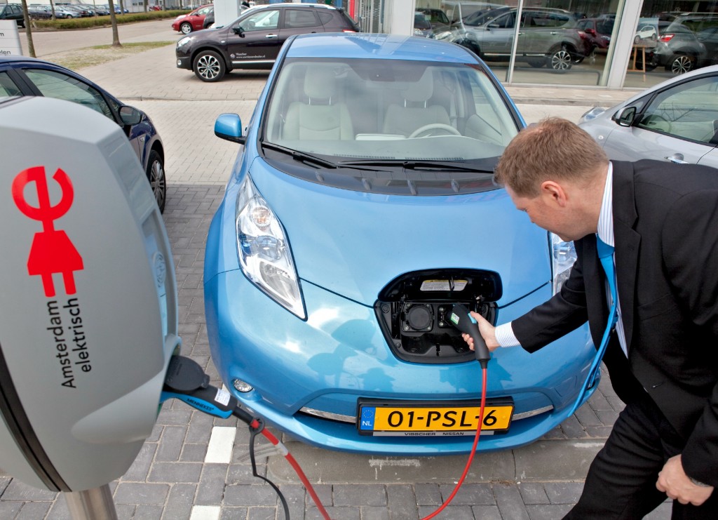 Het aantal elektrische auto's is het afgelopen jaar fors gestegen. In totaal werden er ruim 43.000 nieuwe elektrische personenauto's en hybrides met een stekker geregistreerd. Daarmee was Nederland koploper in Europa. Dat blijkt uit verkoopcijfers die brancheorganisatie ACEA vrijdag publiceerde.