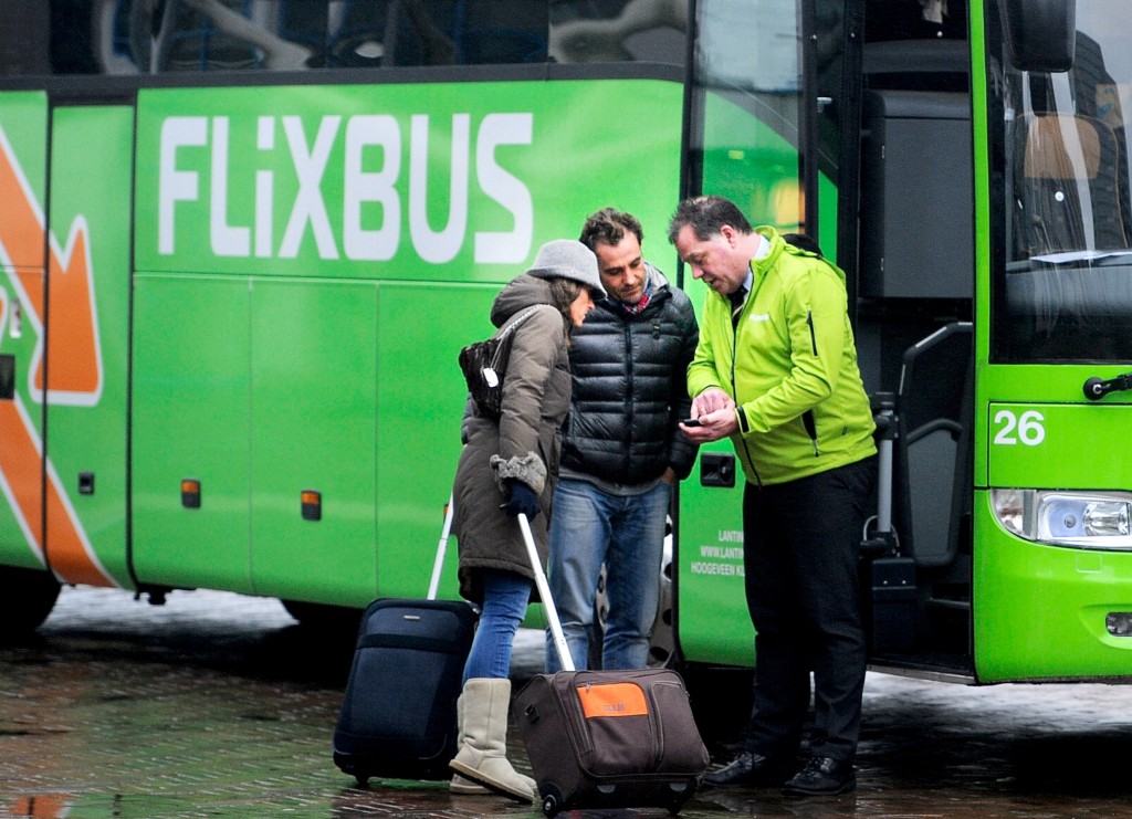 Het Duitse bedrijf FlixBus wil gaan concurreren met de NS, maar het loopt nog geen storm. Inmiddels is één van de vijf lijnen die in Nederland dienst doen opgeheven, omdat er te weinig passagiers waren. Het gaat om de lijn tussen Rotterdam en Den Bosch.