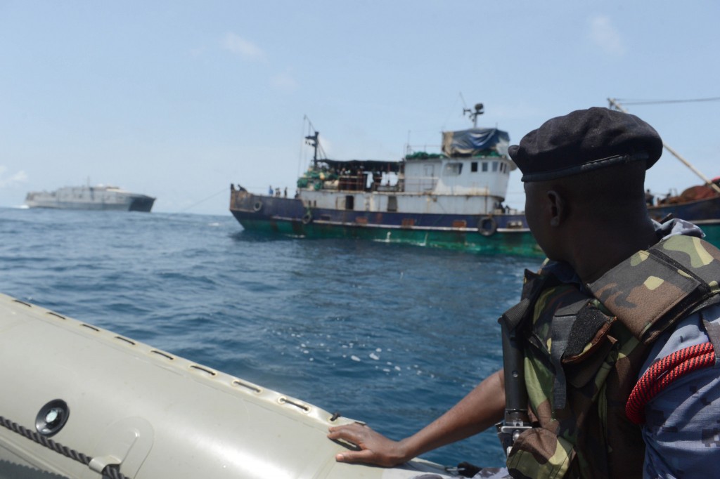 De militaire catamaran USNS Spearhead op anti-piraterijmissie in de Golf van Guinea in 2014. Foto: US Navy/Flickr