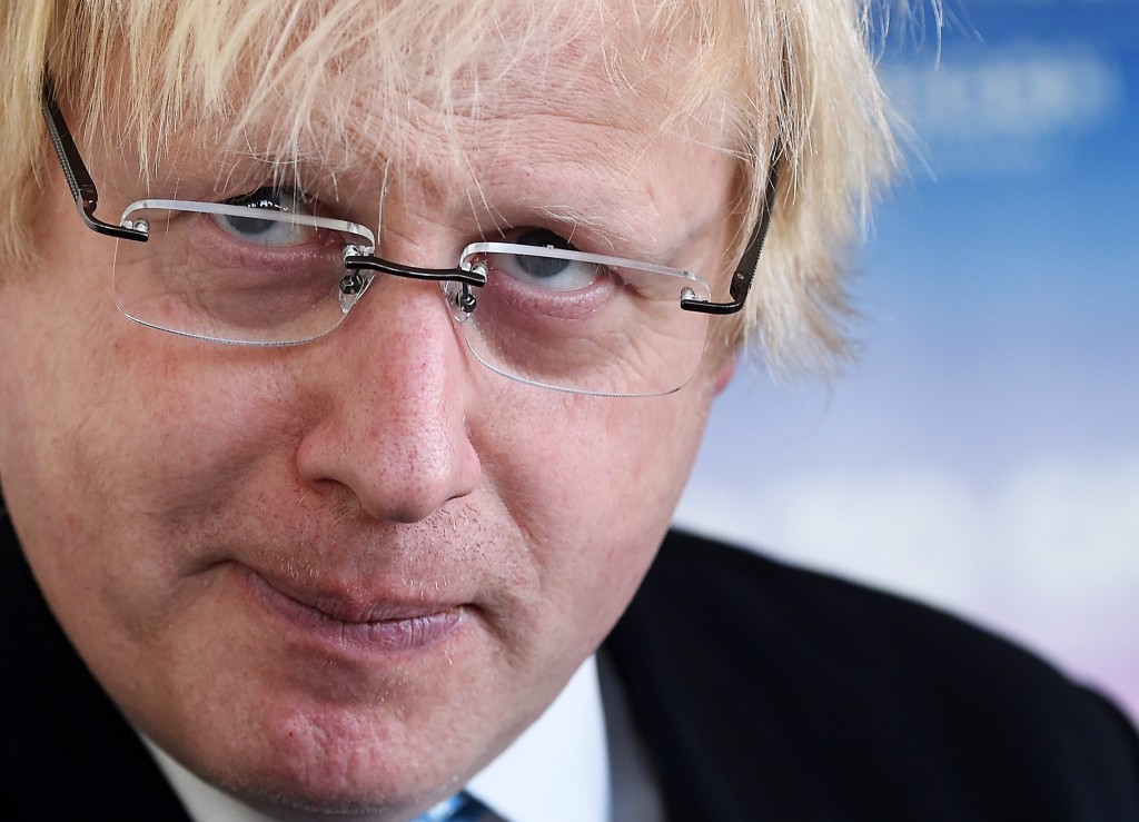 Burgemeester van Londen en prominent Conservatief Boris Johnson gaat campagne voeren voor het verlaten van de Europese Unie. De BBC meldde dat zondag. Premier David Cameron had Johnson eerder op de dag nog indringend gewaarschuwd deze stap niet te zetten. Hij sprak van ,,een sprong in het duister'' en stelde dat Groot-Brittannië beter af is binnen de EU.