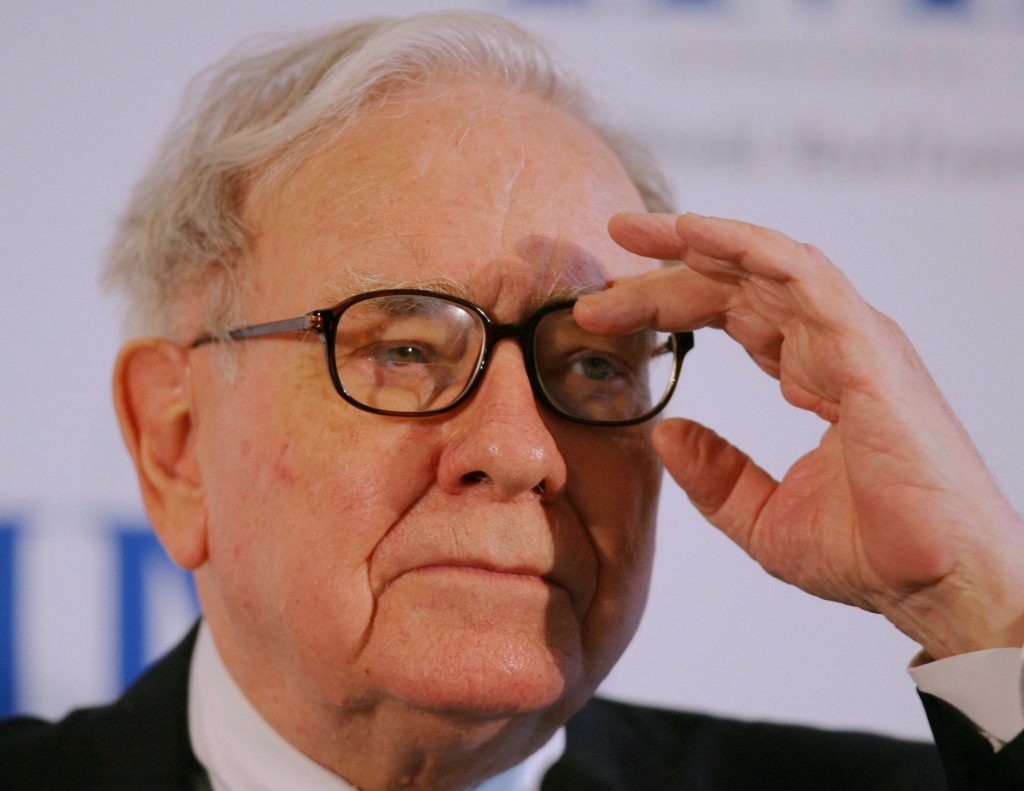 Berkshire Hathaway, het investeringsbedrijf van multimiljardair en befaamd belegger Warren Buffett, heeft 2015 afgesloten met een recordwinst van ruim 24 miljard dollar (omgerekend 22 miljard euro). Dat betekent een groei van een vijfde vergeleken met het voorgaande jaar, maakte de 85-jarige Buffett zaterdag bekend in een brief aan zijn aandeelhouders.