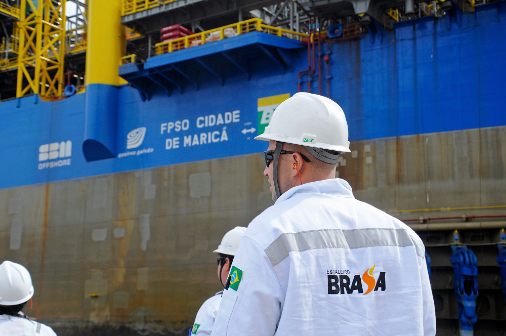 SBM Offshore is dichtbij een schikking met de Braziliaanse autoriteiten inzake het Petrobras-schandaal. Ook krijgen beleggers voor het eerst in vijf jaar weer een winstuitkering. Dat maakte de maritiem oliedienstverlener woensdag bekend bij de presentatie van de jaarcijfers. ,,De gesprekken zijn op het punt beland dat we een voorziening opnemen'', aldus het leverancier van drijvende platforms voor olie- en gasproductie over het de contacten met de Braziliaanse autoriteiten.