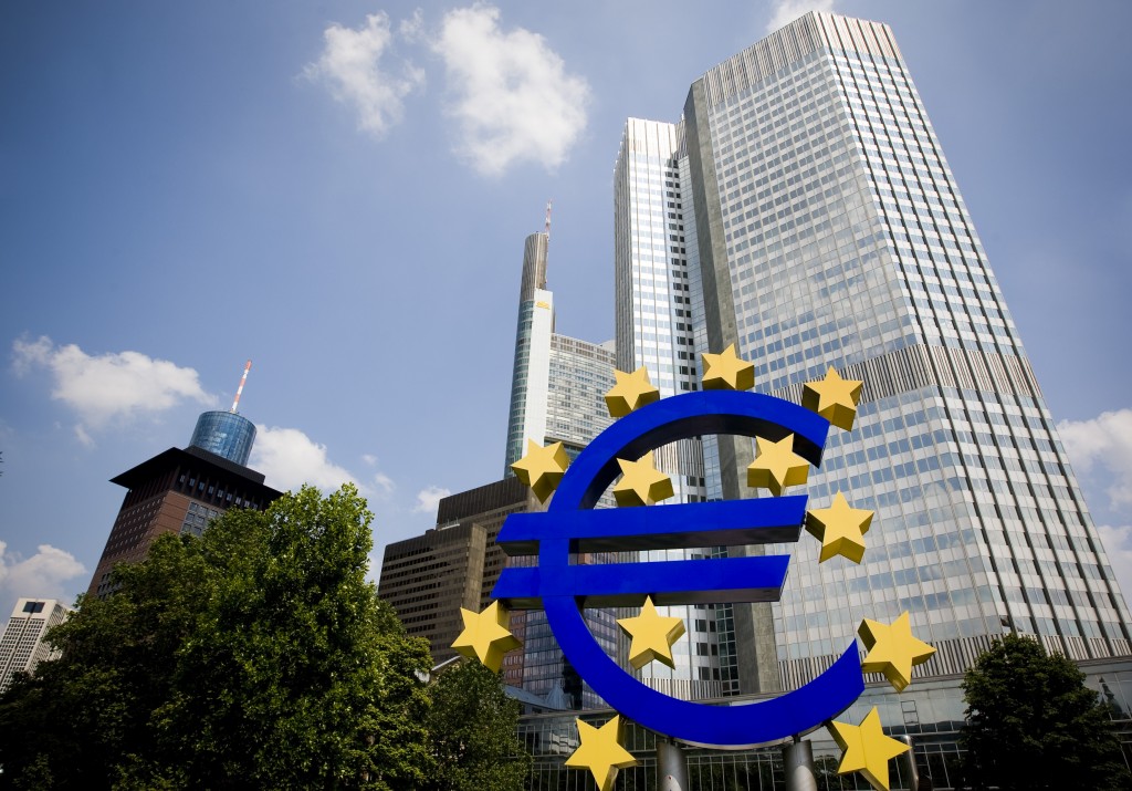 De rente in de eurozone blijft nog heel lang heel laag. Dat zei Mario Draghi, de president van de Europese Centrale Bank (ECB), donderdag in een toelichting op de onverwachte renteverlaging die de ECB eerder op de middag doorvoerde. De rente blijft nog "geruime tijd" op het huidige lage niveau of op een nog lager peil, zei Draghi. Hij voegde daaraan toe dat die periode zeker aanzienlijk langer zal duren dan de periode waarin de ECB obligaties opkoopt bij banken. Dat programma loopt vooralsnog tot maart volgend jaar.
