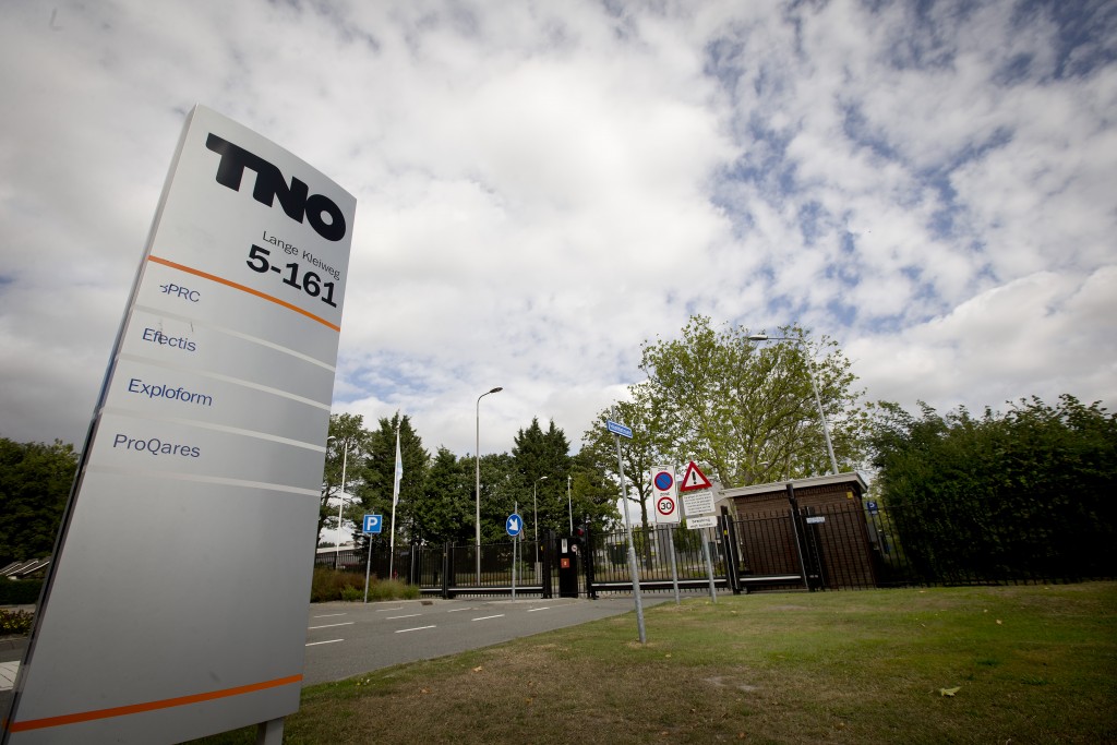 Publieke onderzoeksinstellingen komen 300 miljoenen euro tekort voor het onderhoud van laboratoria en testruimtes. Dat meldt het Financieele Dagblad maandag. Het gaat hierbij om instellingen als TNO, Deltares en het Nederlands Lucht- en Ruimtevaartcentrum (NLR). Bij de financiering van de testruimtes is vaak niet nagedacht over die uitgaven die er na de bouw nog nodig zijn voor bijvoorbeeld onderhoud. Geld voor nieuwe investeringen is er niet. Resultaat is dat er een van meer dan 300 miljoen euro is.