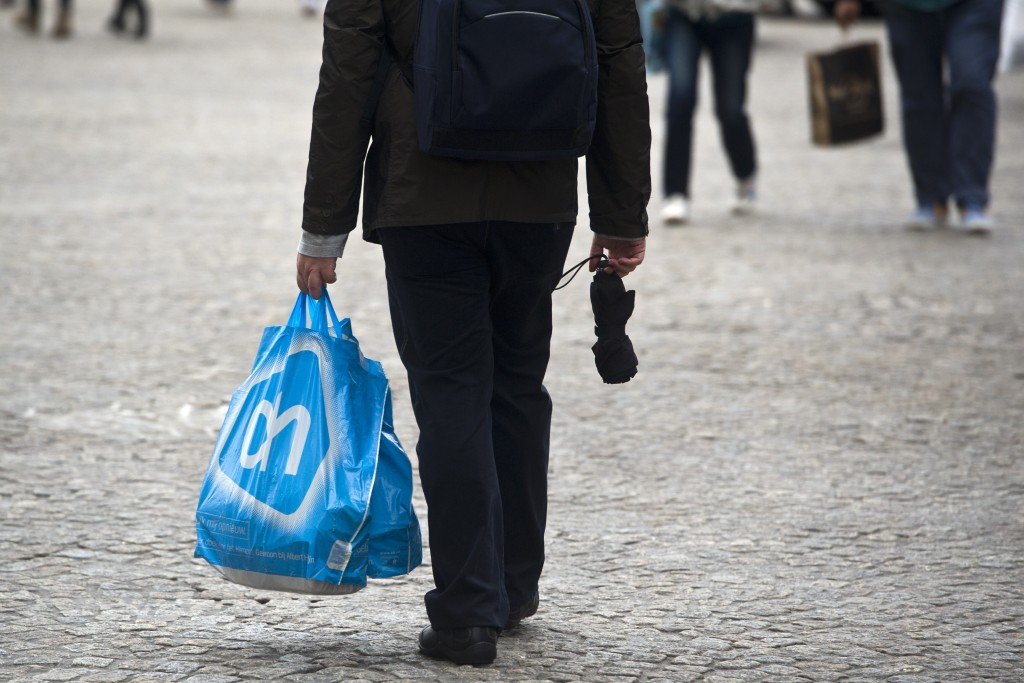 De groei van de Nederlandse economie trekt volgend jaar licht aan, maar is dit jaar wat zwakker dan eerder gedacht. Dat blijkt uit de ramingen van het Centraal Planbureau (CPB), die maandag werden gepresenteerd. Het CPB voorziet een economische groei van 2 procent voor 2017, na een verwachte groei van 1,8 procent dit jaar. Daarmee is de prognose voor dit jaar iets minder positief dan de vorige schatting. In december raamde het CPB de vooruitgang in 2016 nog op 2,1 procent.