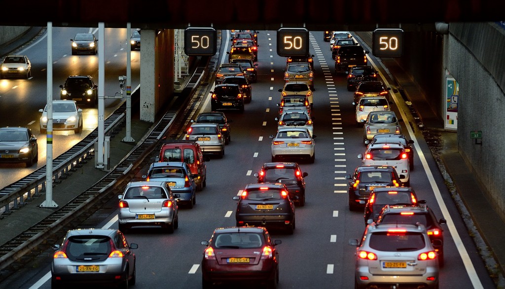 Het drukke stadsverkeer in Den Haag zorgde vorig jaar voor de meeste vertraging van al het Nederlandse verkeer in de steden. Dat blijkt uit een dinsdag gepubliceerde ranglijst van navigatiespecialist TomTom. Een autorit binnen de hofstad duurde in 2015 gemiddeld bijna een kwart (23 procent) langer dan wanneer er geen opstoppingen waren geweest. In de ochtend- en avondspits liep de vertraging op tot respectievelijk 43 en 48 procent. Daarmee is Den Haag voor het derde jaar op rij de filehoofdstad van Nederland.