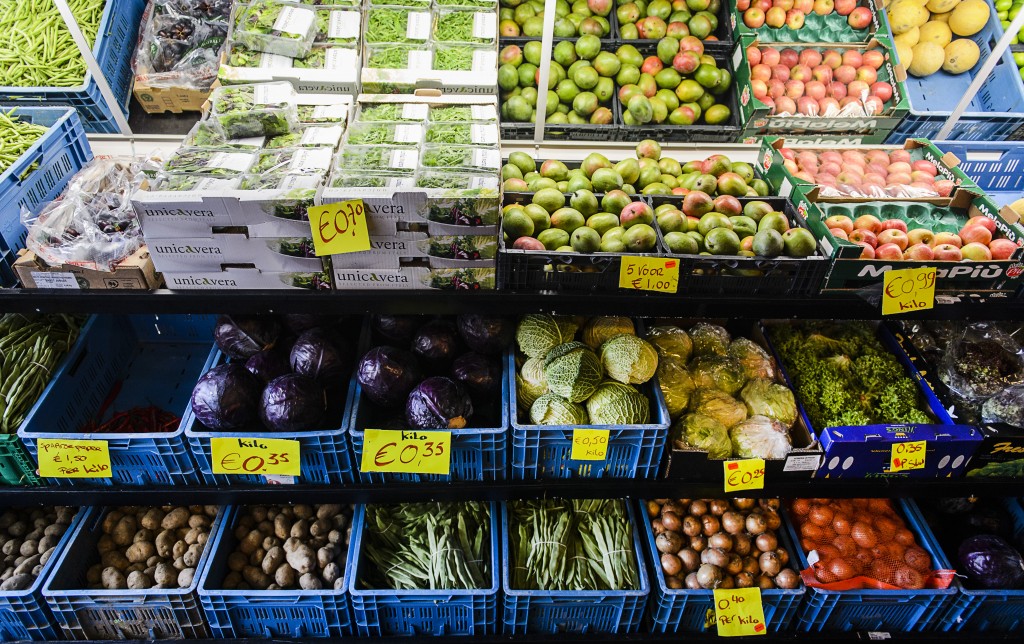 Voor een gezond eetpatroon moeten mensen iedere week een keer peulvruchten eten en minderen met vlees, vooral rood vlees. Dat staat in de nieuwe Schijf van Vijf van het Voedingscentrum. In de Schijf van Vijf zijn de voedingsadviezen van de Gezondheidsraad verwerkt. Het Voedingscentrum raadt nu aan per dag 250 gram groente te eten, 50 gram meer dan in de vorige Schijf van Vijf. En waar voorheen het advies was: twee keer per week vis waarvan één keer vette vis, is dat nu teruggebracht naar eens per week vette vis. Ook adviseert het Voedingscentrum per dag 25 gram ongezouten noten en drie koppen groene of zwarte thee.