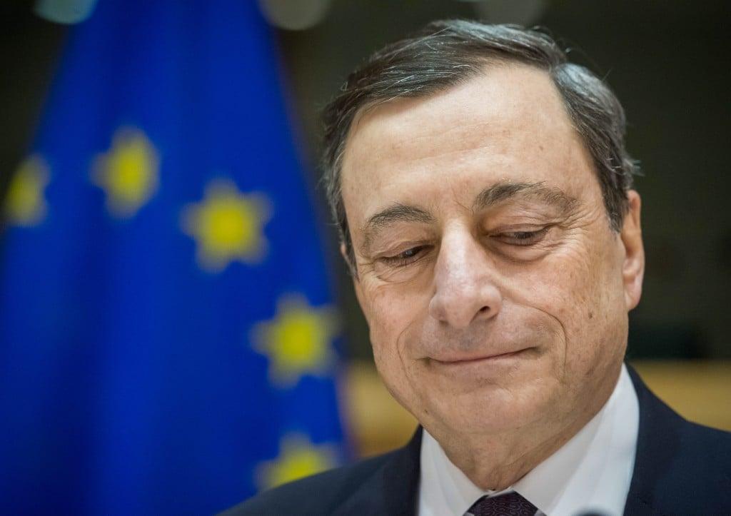 In de financiële sector zijn alle ogen donderdag weer gericht op de Europese Centrale Bank (ECB). Die neemt, zo is de verwachting, nieuwe stappen in zijn strijd tegen de zeer lage inflatie en de kwakkelende economische groei in de eurozone. De ECB komt donderdag na zijn zeswekelijkse rentevergadering met nieuwe prognoses voor de inflatie en de groei, die naar verwachting somberder zijn dan de vorige ramingen. Waarschijnlijk blijkt uit de nieuwe voorspellingen dat de inflatie nog langer ver verwijderd blijft van het door de ECB nagestreefde peil van net geen 2 procent. De centrale bank zal daarom flinke stappen zetten om een verdere stijging van het prijspeil te bewerkstelligen, denken veel economen.