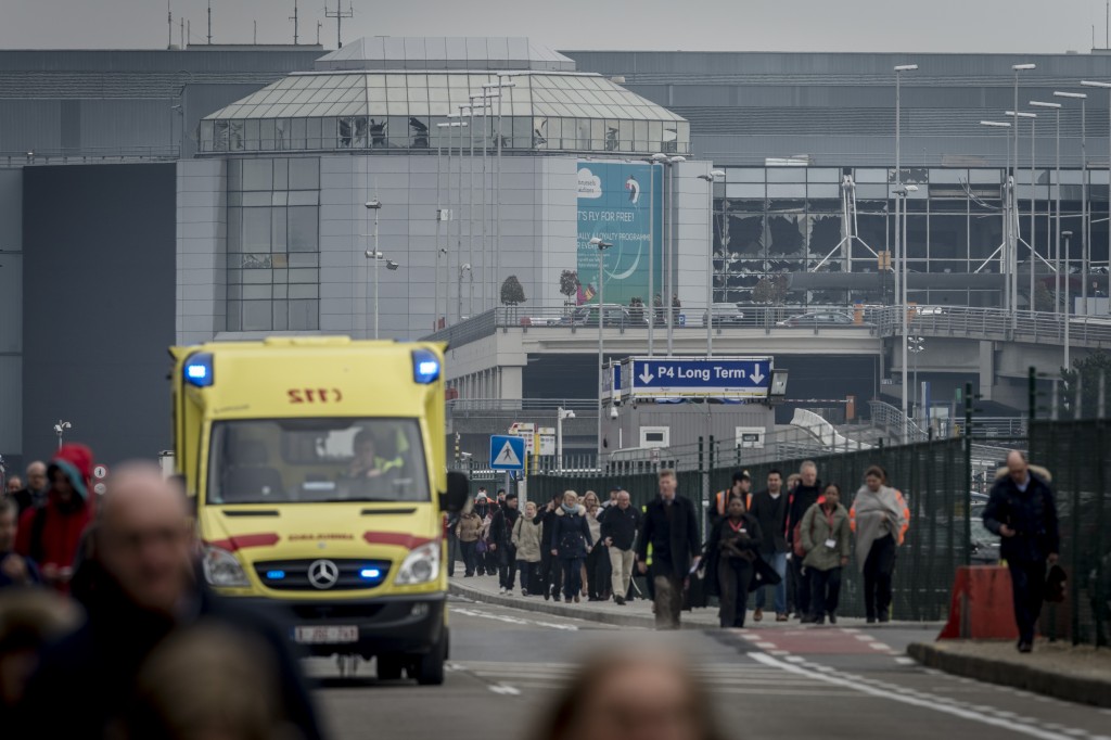 Op het vliegveld van Brussel zijn dinsdag kort na elkaar in de vertrekhal twee explosies geweest. Volgens Het Nieuwsblad ging het om een bomaanslag. Bij de explosies vielen meerdere doden en gewonden, bevestigt de federale politie. De Belgische krant La Dernière Heure spreekt van zeker elf doden en 25 gewonden.
