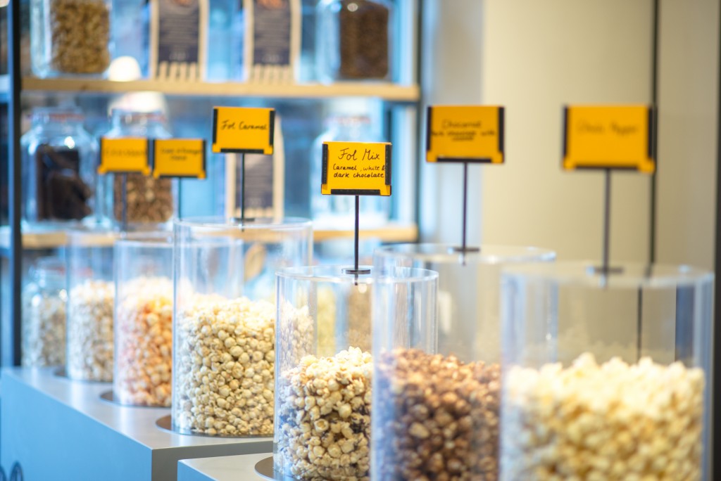 In Amsterdam kom je ze vaak tegen: winkels met maar één product. Afgelopen weekend nog opende een popcornwinkel de deuren en in de komende maanden komt daar een pindakaaswinkel bij. Kunnen deze zogenoemde monowinkels overleven?