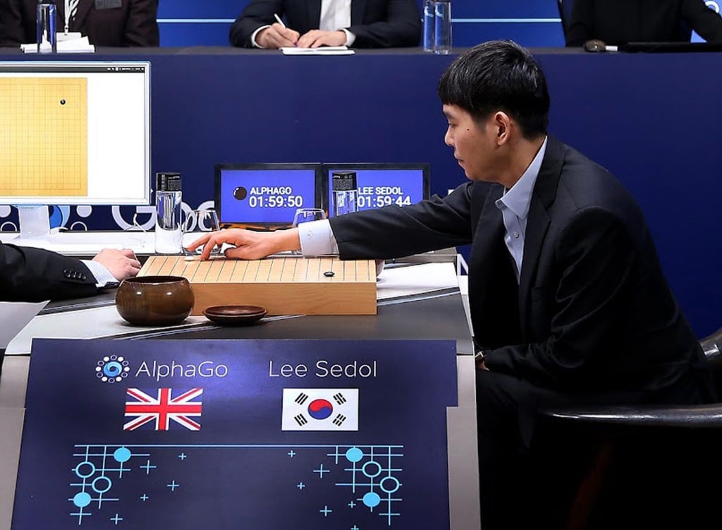 Lee Se-dol doet een zet in een wedstrijd tegen Go-computer AlphaGo. Foto: EPA