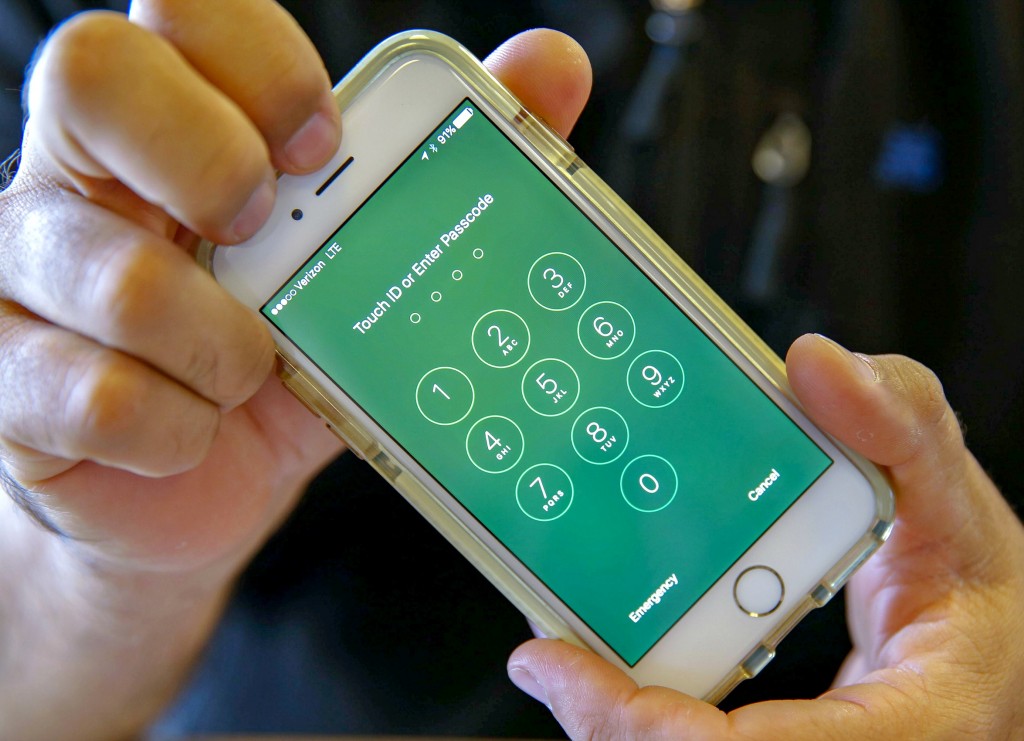 Justitie in Amerika heeft de iPhone van de San Bernardino-schutter zonder hulp van technologiebedrijf Apple toch weten te kraken. Hoe dat precies is gelukt, is onbekend. Dat meldde persbureau Reuters maandag op basis van uitspraken van een politiewoordvoerder die betrokken is bij de zaak. De telefoon waarom het gaat was van één van de schutters van de aanslag in San Bernardino, in de Verenigde Staten. Bij een schietpartij vielen in december 2015 veertien doden. De FBI wilde graag in de telefoon van de schutter kijken, omdat die mogelijk informatie bevat over met wie schutter Rizwan Farook contact had. De iPhone is echter beveiligd met een pincode. Als tien keer de verkeerde code wordt ingetoetst, wordt de data op de iPhone gewist. Aparte versie besturingssysteem De FBI wilde dat Apple een aparte versie van het besturingssysteem iOS maakt, zodat de beveiliging van de iPhone met ‘brute force’ kan worden gekraakt: alle mogelijke codes worden uitgeprobeerd. Apple weigerde dat te doen en ging in beroep tegen een vonnis van de rechtbank in Los Angeles. Topman Tim Cook stelde dat de FBI vraagt om een achterdeurtje in te bouwen. Dat is vragen om problemen: als de software in de verkeerde handen valt, is iedere iPhone kwetsbaar. Techbedrijven als Google, Microsoft en Facebook schaarden zich achter Apple. Hulp van Israëlisch bedrijf? De zaak lijkt met een sisser af te lopen, nu de Amerikaanse justitie zonder de hulp van Apple toch toegang heeft gekregen tot de telefoon. Mogelijk heeft het departement daarbij hulp gekregen van het Israëlische bedrijf Cellebrite, een dochteronderneming van het Japanse Sun Corp. Cellebrite verdient zijn geld onder meer met het maken van forensische software, waarmee geheime diensten gegevens van mobiele apparaten kunnen halen. Over de manier waarop het mogelijk zou zijn om gegevens op de iPhone uit te lezen zonder de pincode te weten is niets bekend.