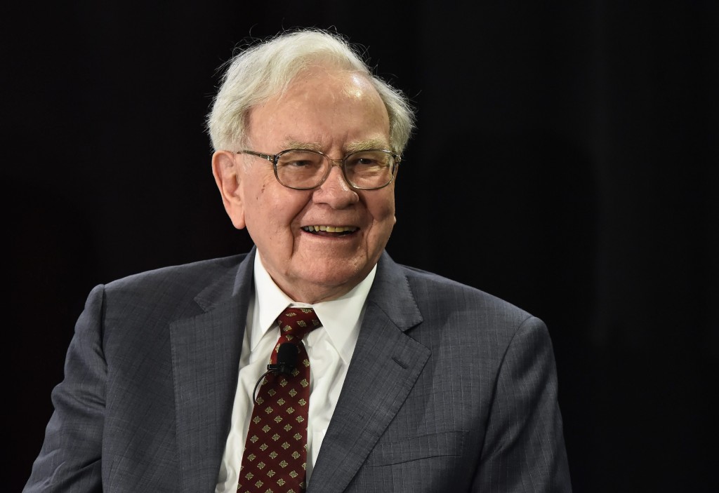 De sympathieke superbelegger Warren Buffett behoort al jaren tot de meest succesvolle en rijkste investeerders ter wereld. Maar ook superbeleggers als Buffett maken weleens fouten. In 1964 kocht Warren Buffett het worstelende textielbedrijf Berkshire Hathaway uit New England. Het bedrijf had destijds een boekwaarde van 22 miljoen dollar. Na een analyse van de jaarrekeningen constateerde Buffett dat het bedrijf veel meer waard was en nam het volledig over. Het enige commentaar dat Buffett destijds over de aankoop gaf was dat het bedrijf tegen een 'goede prijs' is gekocht.
