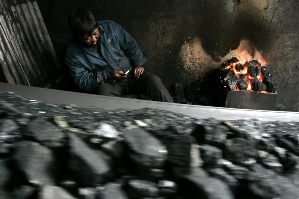 Een arbeider in een kolenmijn in de Chinese provincie Shanxi. Foto: EPA