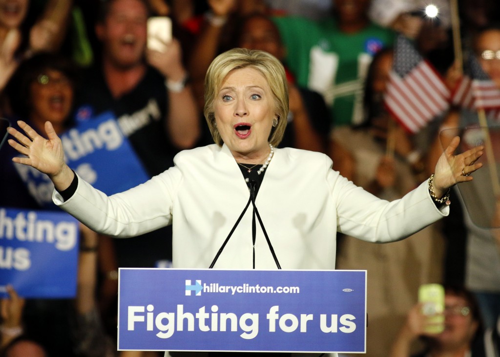 Donald Trump en Hillary Clinton zijn als grote winnaars uit de bus gekomen op Super Tuesday. Clinton, de gedoodverfde Democratische kandidaat, ging in zeven staten met de overwinning aan de haal, meldden Amerikaanse media op basis van voorlopige tellingen. Bij de Republikeinen kreeg Trump eveneens in zeven staten de meeste stemmen.