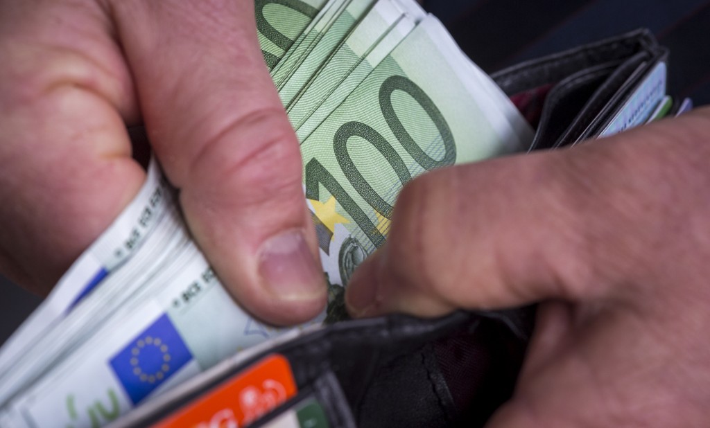 De investeringen in Nederland zijn in januari opnieuw gestegen, maar in een minder sterk tempo dan in de voorgaande maanden. Dat meldde het Centraal Bureau voor de Statistiek (CBS) maandag.