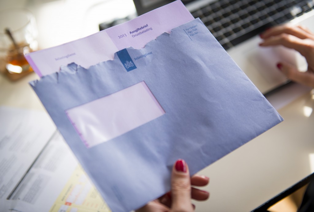 Het aantal nieuwe bedrijven is in het vierde kwartaal van 2015 minder hard gegroeid dan het jaar ervoor. Dat komt voornamelijk doordat er minder startende bedrijven waren, en ondernemers ermee stopten. Het aantal faillissementen nam juist fors af.
