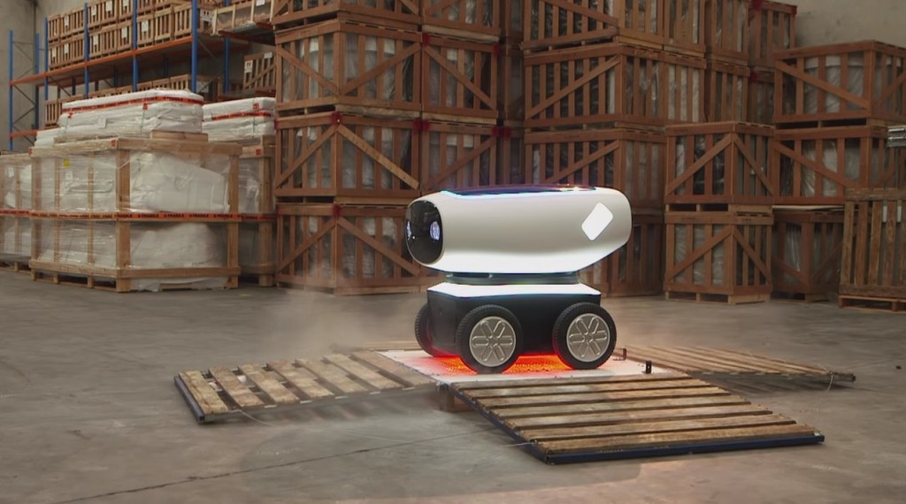 Pizzaketen Domino's werkt aan een robot die pizza's moet gaan bezorgen. Het bedrijf wil van de zomer het zelfrijdende wagentje ook in Nederland gaan testen.