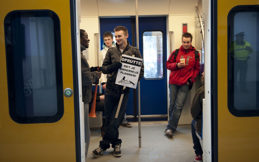 Circa 15.000 studenten hebben tot dusver op Facebook laten weten dat ze de ludieke actie: 'NK trein rijden tijdens de spits' steunen. Die wordt op 8 maart gehouden.