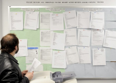 De werkgelegenheid in de Verenigde Staten is in februari flink sterker gegroeid dan een maand eerder. Er kwamen afgezien van de landbouwsector 242.000 arbeidsplaatsen bij, tegen een herziene 172.000 in januari. Dat maakte het Amerikaanse ministerie van Arbeid vrijdag bekend.