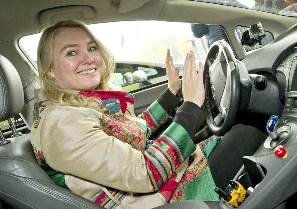 Zo'n vijftig zelfrijdende auto's zijn woensdag de openbare weg opgegaan voor een testrit. Na de ochtendspits rijden de auto's op de A2, van Amsterdam naar Beesd en weer terug.