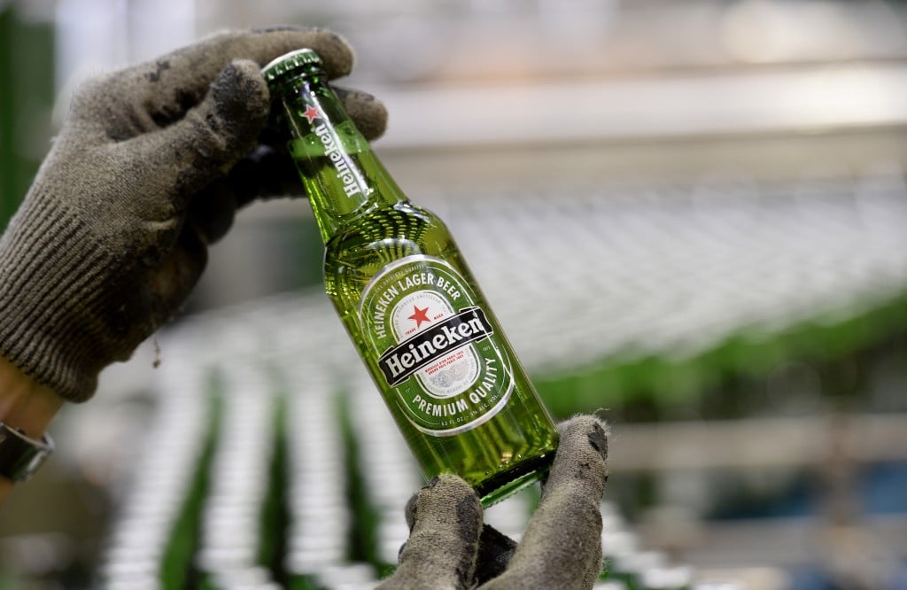 Heineken heeft afgelopen kwartaal 11 procent meer bier verkocht dan een jaar eerder. Exclusief het stuwende effect van overnames zou de volumegroei zijn uitgekomen op 7 procent. In alle regio's nam de verkoop toe, meldde de brouwer woensdag in een tussentijds handelsbericht.