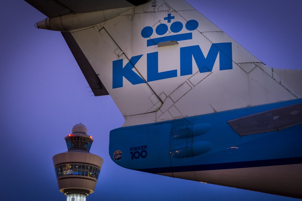 KLM heeft in maart 2,4 miljoen passagiers vervoerd, ruim 10 procent meer dan een jaar eerder. Vooral voor vluchten binnen Europa stapten flink meer reizigers in bij de Nederlandse luchtvaartmaatschappij. Bij zusterbedrijf Air France daalde het aantal reizigers met 1 procent tot 4,1 miljoen.