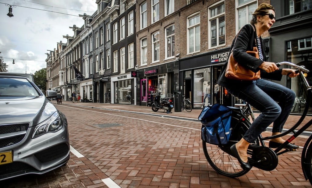 De populariteit van Airbnb zorgt ervoor dat kopers in het centrum van Amsterdam hogere hypotheken af kunnen sluiten. Maar daardoor schieten de prijzen nog verder omhoog.