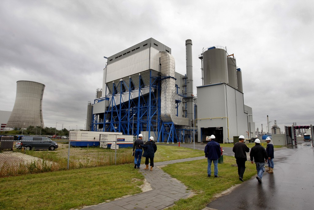 Energiebedrijf Delta zet zichzelf in de etalage. De financiële problemen die ontstaan door de verplichte afsplitsing van het winstgevende netwerkbedrijf, zijn te groot om op te lossen via een door de aandeelhouders voorgestelde herstructurering. Delta zucht onder de sterk gedaalde stroomprijzen. Tot dusver hielden de stabiele inkomsten uit het netwerkbedrijf de onderneming op de been, maar daarvan moet Delta binnenkort afstand doen. Al in 2008 is wettelijk vastgelegd dat energiebedrijven geen eigen transportnet meer mogen hebben.