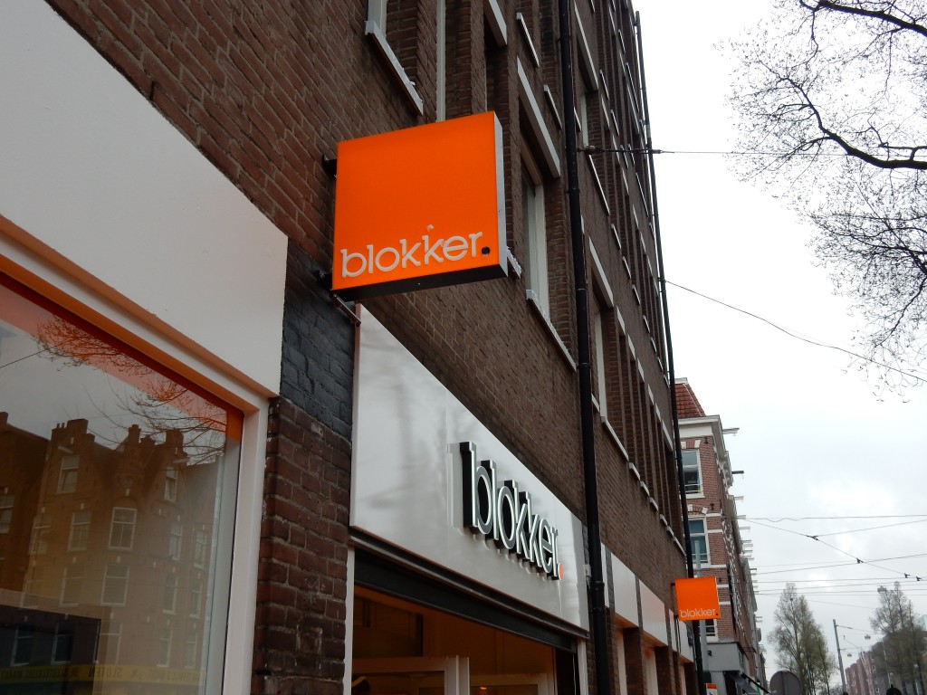 Blokker gaat volledig op de schop: binnen twee jaar moeten honderden winkels worden omgebouwd naar het nieuwe concept. Vandaag opende de eerste vestiging in Amsterdam. Hoe ziet de nieuwe Blokker eruit?